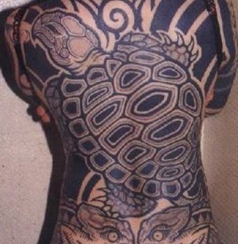 Татуировки с черепахами на всю спину и даже голову