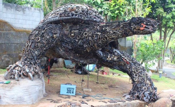 Превращение промышленного мусора в скульптуру черепахи
